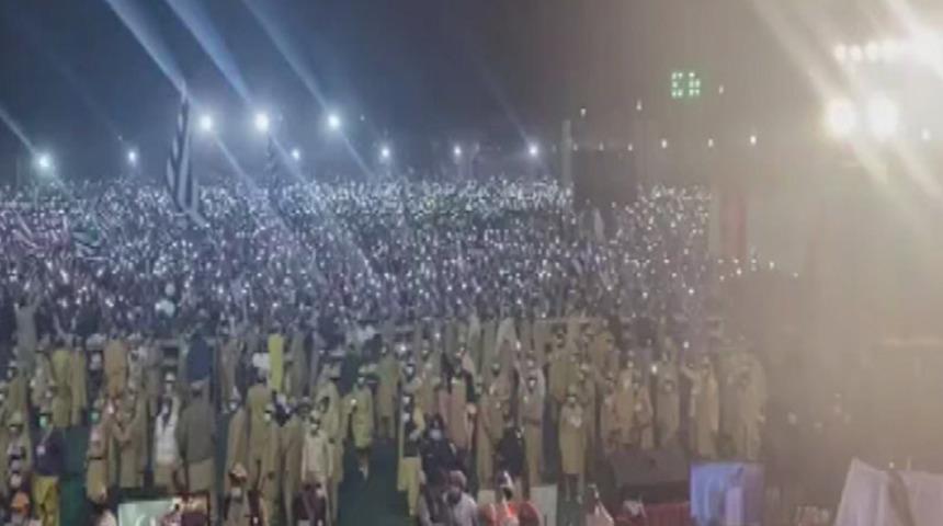 Pakistan’da Covid-19 kurallarını hiçe sayan muhalefet miting düzenledi