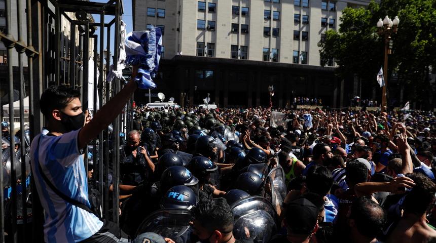 Maradona'nın cenazesinde arbede çıktı