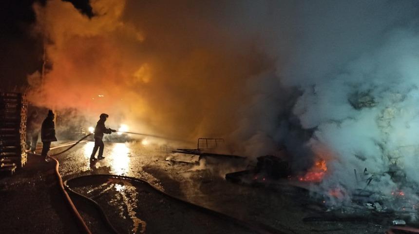 Başkent'te hareketli gece: Paletlerden sıçrayan alev, gecekonduyu küle çevirdi