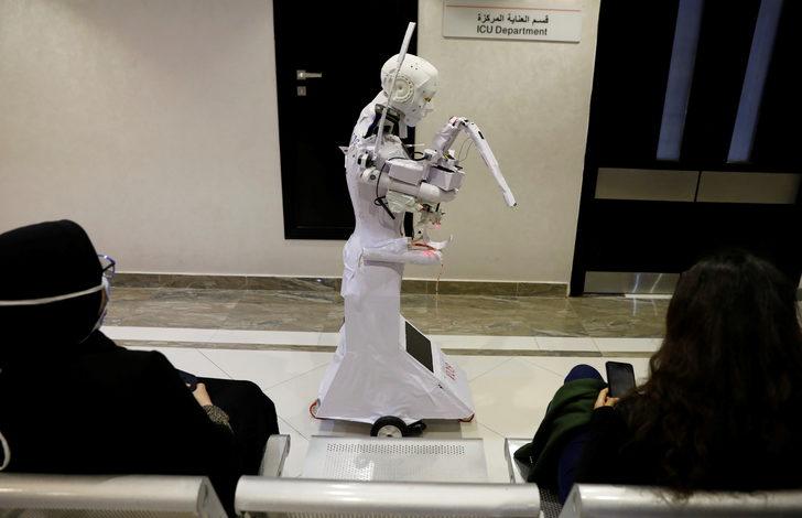 Test yapıyor, ateş ölçüyor, maskesizleri uyarıyor... Covid-19 hastaları için hazırlanan robot Cira-3 hizmet vermeye başladı  G4