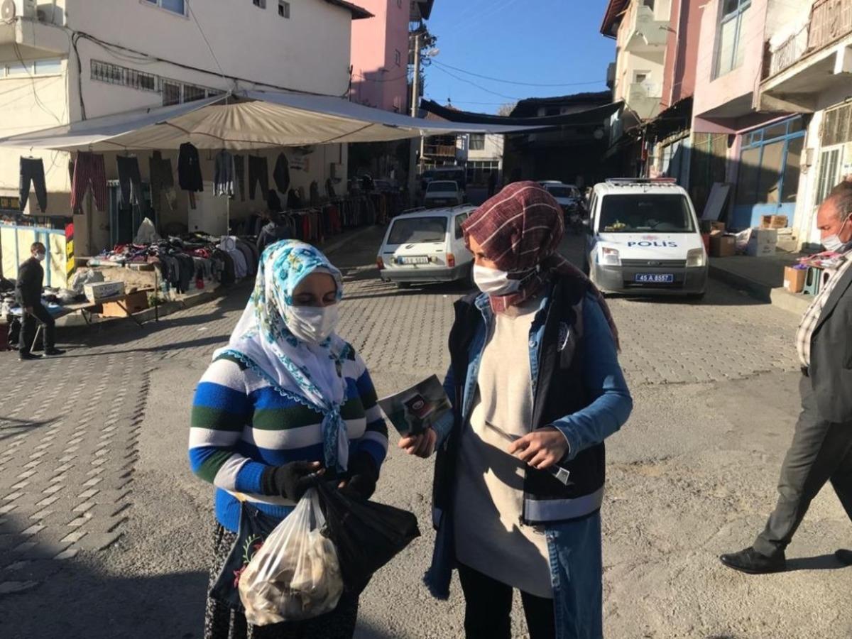 Pazar yeri girişinde kadınlar KADES bilgilendirmesi