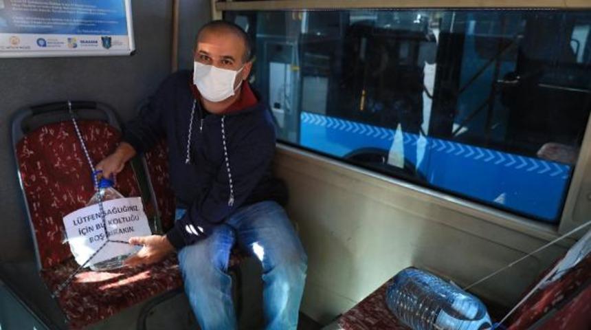 Otobüste 5 litrelik plastik su bidonuyla koronavirüs önlemi