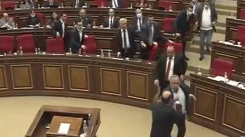 Ermenistan Meclisi'nde Karabağ kavgası