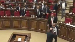 Ermenistan Meclisi'nde Karabağ kavgası