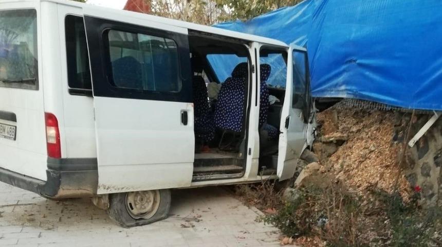 Elazığ&rsquo;da minib&uuml;s duvara &ccedil;arptı: 8 yaralı