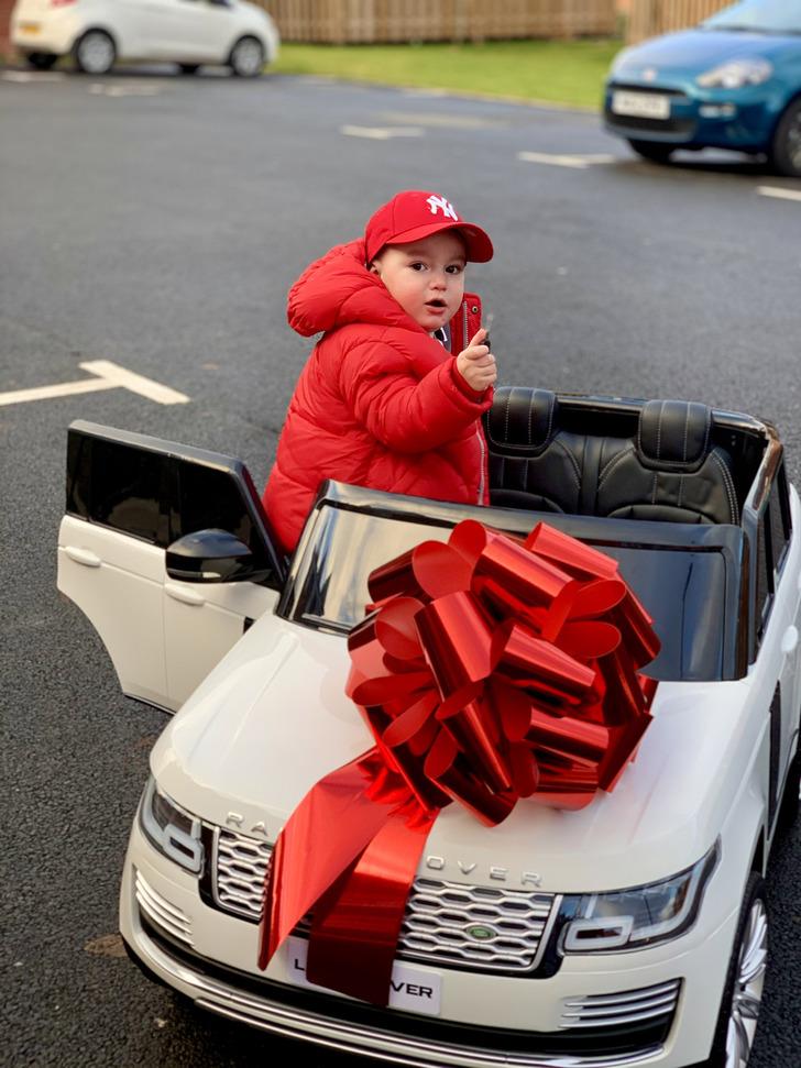 Sadece 3 yaşında, markalar peşinde! Range Rover'ı bile var