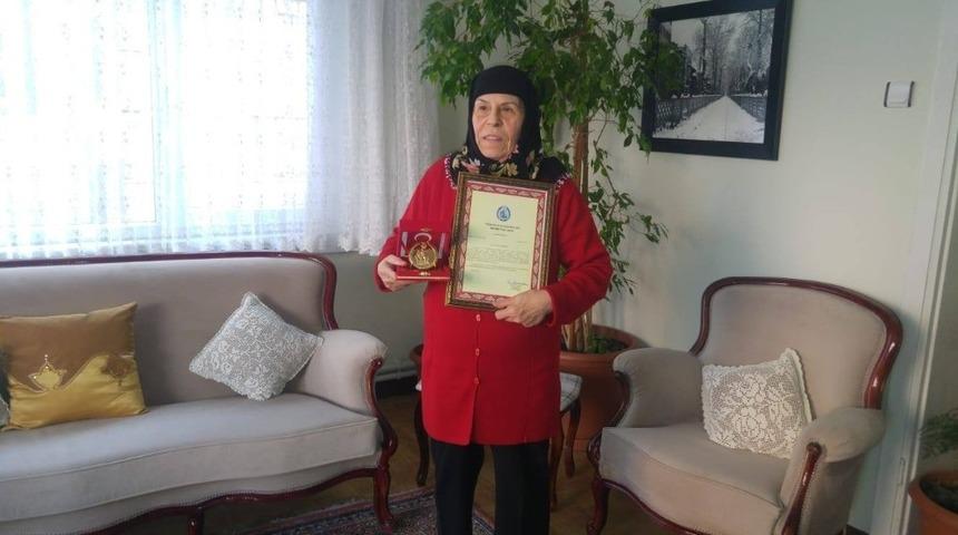 73 yaşındaki kadın ev ve d&uuml;kkanını Mehmet&ccedil;ik Vakfı&rsquo;na bağışladı