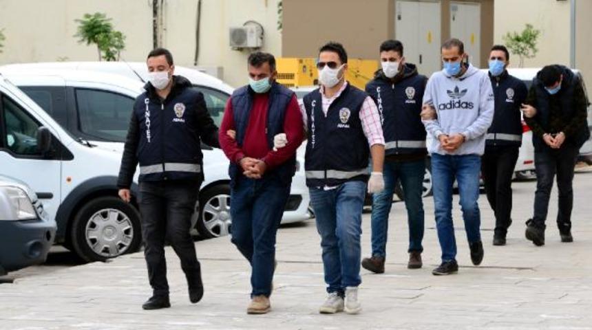 Adana'da tarla parası nedeniyle ka&ccedil;ırdıkları &ccedil;ift&ccedil;iyi, bilardo sopalarıyla d&ouml;verek &ouml;ld&uuml;rd&uuml;ler