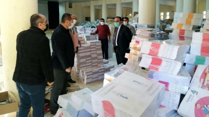 İlkokul &ouml;ğrencilerine yardımcı kitap dağıtımı yapıldı