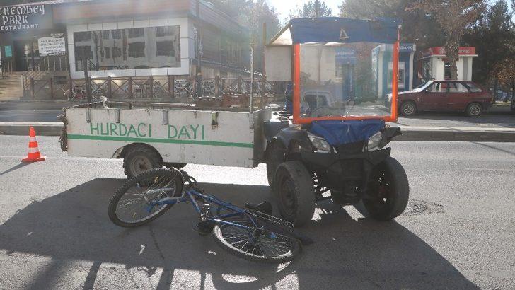 Bisiklet sürücüsünün yaralandığı kaza güvenlik kamerasına yansıdı G3