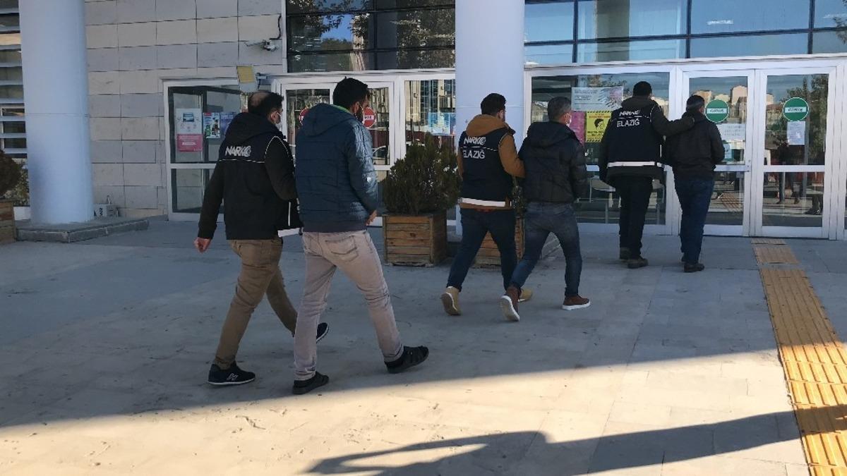 Sırt &ccedil;antasından 2,5 kilo uyuşturucu &ccedil;ıktı, 3 ş&uuml;pheli g&ouml;zaltına alındı