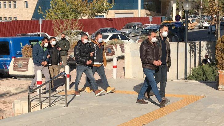 Sırt çantasından 2,5 kilo uyuşturucu çıktı, 3 şüpheli gözaltına alındı G3