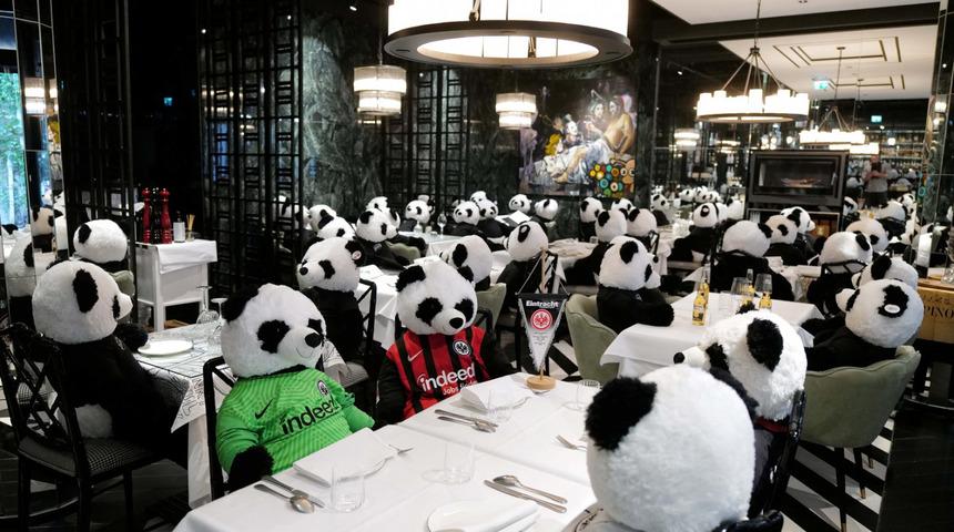 Restoranında oyuncak pandaları müşteri gibi ağırladı