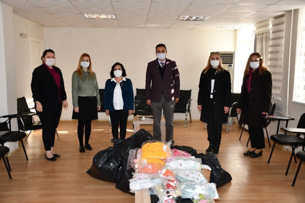 S&ouml;keli kadınların &ouml;rg&uuml;leri &ccedil;ocukları sıcak tutacak