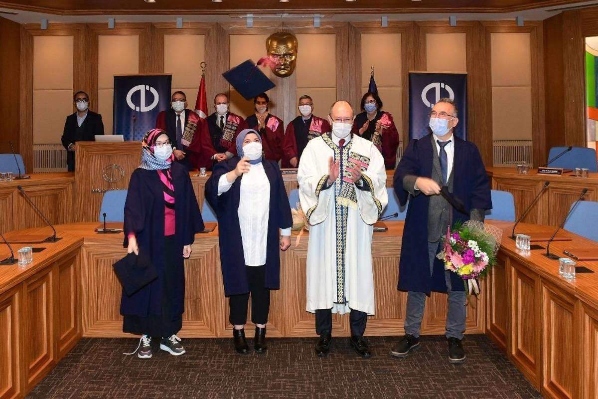 Dereceyle mezun olan &ouml;ğrenciler başarı belgelerini d&uuml;zenlenen t&ouml;renle aldı