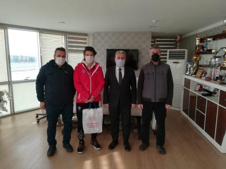 Türkiye şampiyonu Emir Akal ödüllendirildi G1