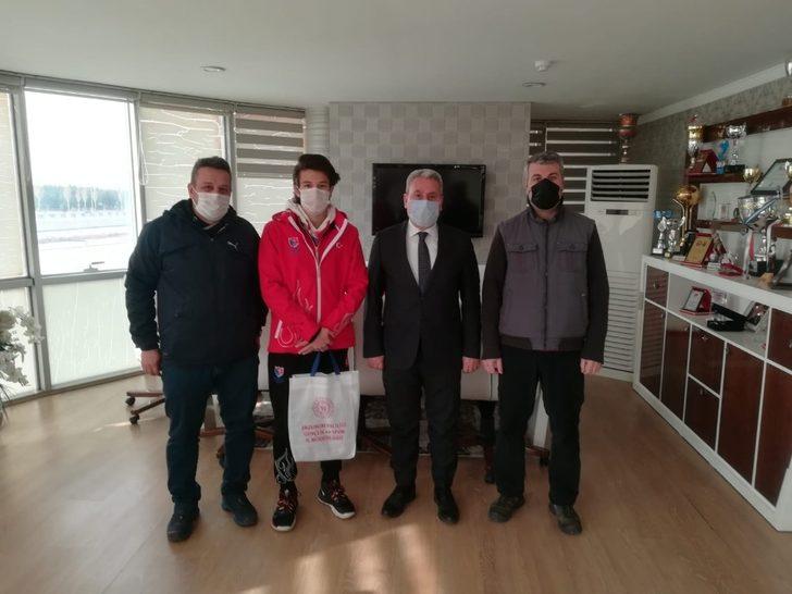 Türkiye şampiyonu Emir Akal ödüllendirildi G2