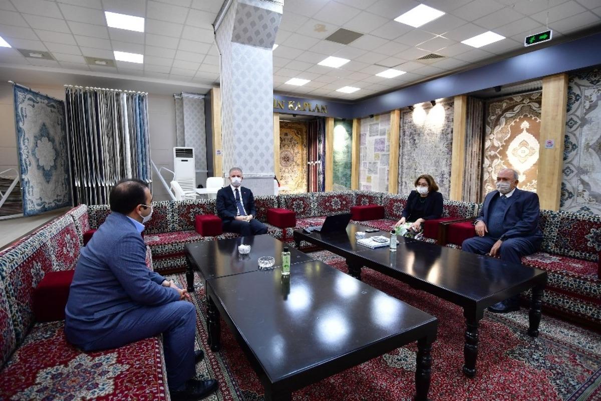 Yasin Kaplan Halıya teşekk&uuml;r plaketi