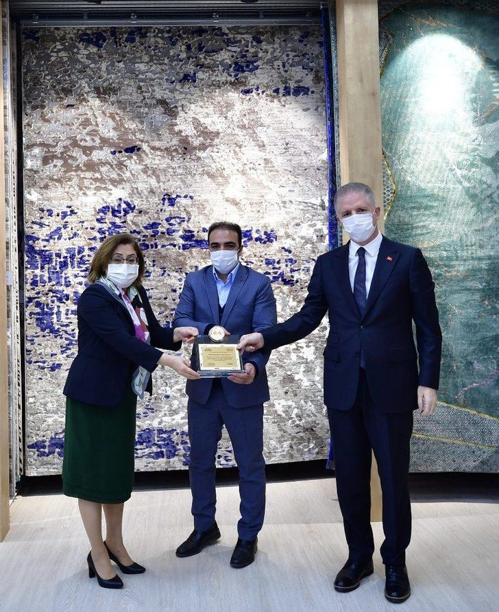 Yasin Kaplan Halıya teşekkür plaketi G4