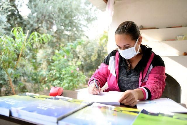 Büyükşehirden üniversiteye hazırlanan öğrencilere kaynak kitap