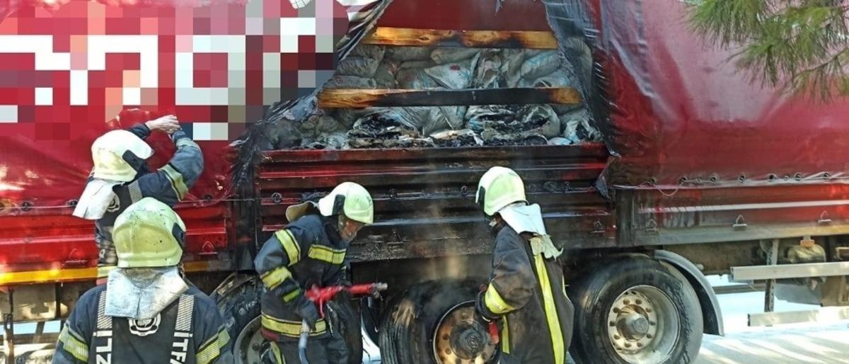 Yardım k&ouml;m&uuml;r&uuml; taşıyan tır seyir halindeyken alevlere teslim oldu