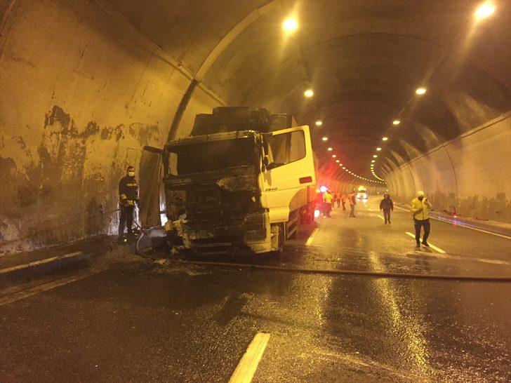 Kamyon yangını Bolu Dağı Tüneli'nde ulaşımı aksattı G2