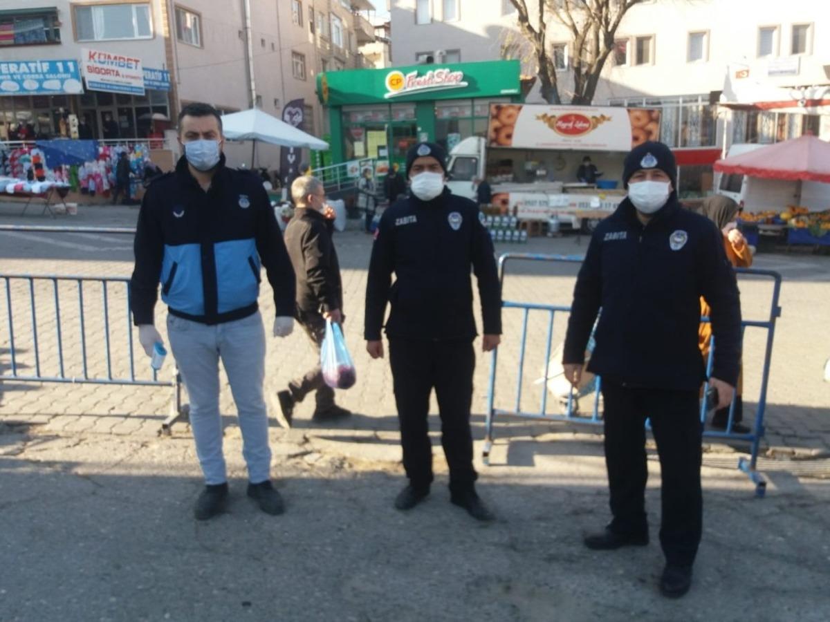 Cuma pazarında zabıtadan korona denetimi