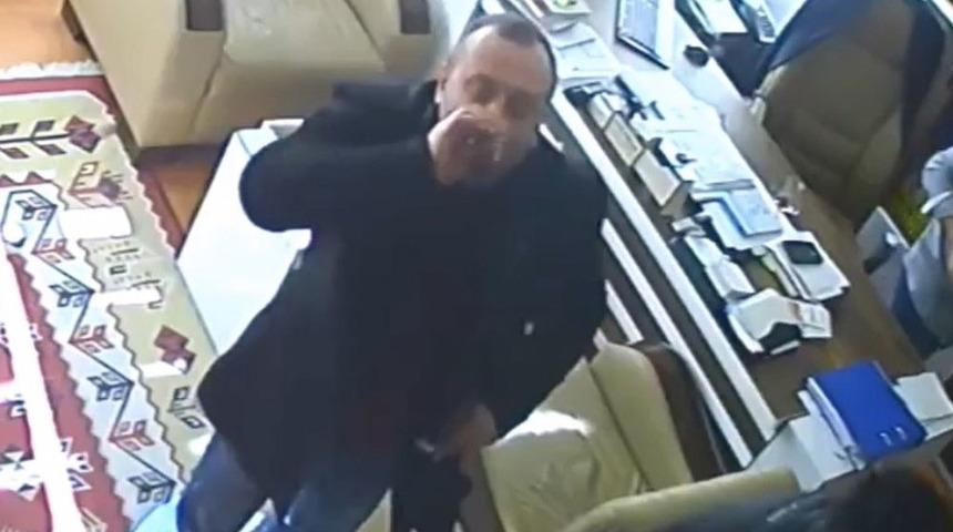 Depreme çay içerken yakalandı, kaçarken bardağı bırakmadı