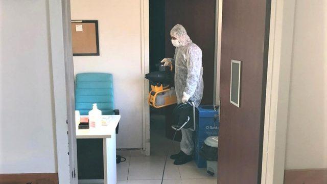 Körfez Devlet Hastanesi günlük olarak dezenfekte ediliyor