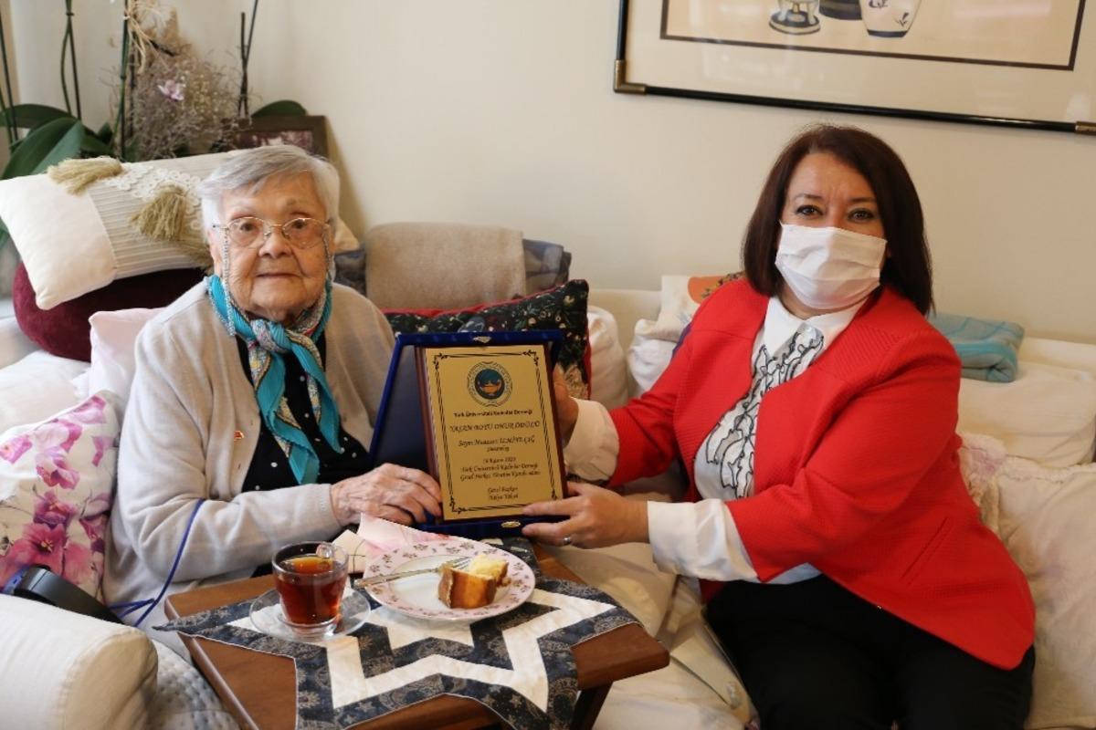 Muazzez İlmiye &Ccedil;ığ&rsquo;a &lsquo;Yaşam Boyu Onur &Ouml;d&uuml;l&uuml;&rsquo;