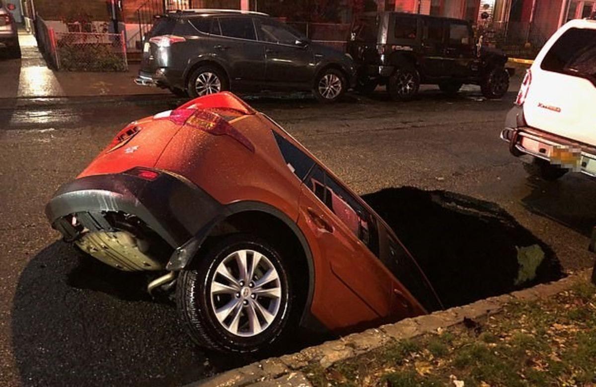 New York&rsquo;un ortasında park halindeki ara&ccedil; &ccedil;ukura d&uuml;şt&uuml;