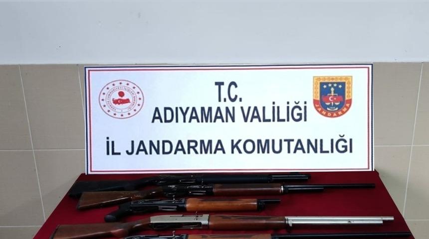 Ş&uuml;pheli ara&ccedil;ta pompalı av t&uuml;fekleri bulundu