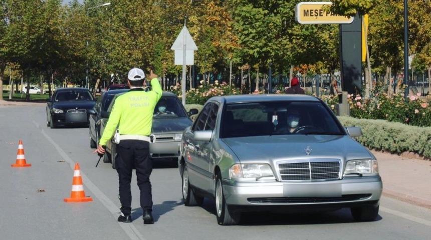 Konya&rsquo;da bin 29 s&uuml;r&uuml;c&uuml;ye cep telefonu ile konuşmaktan cezai işlem