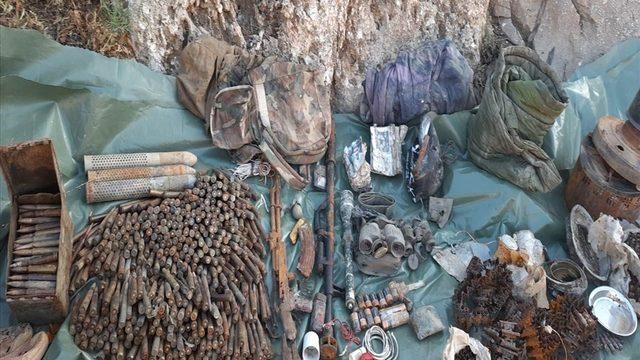 Çukurca’da terör örgütü PKK’ya ait silah, mühimmat ve yaşam malzemeleri ele geçirildi