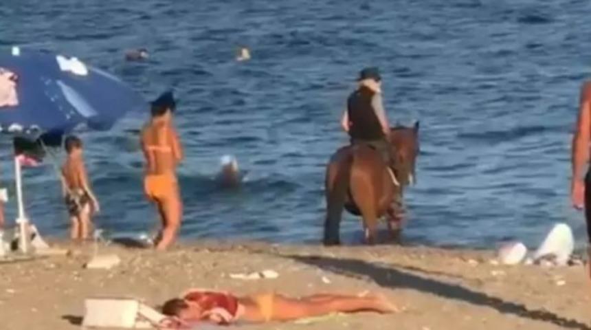 Burası Antalya! Atıyla denize giren kovboy şaşkına çevirdi