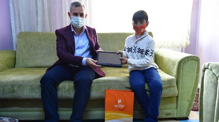 &Ccedil;ınar&rsquo;dan tablet almaya hak kazanan &ouml;ğrencilere s&uuml;rpriz ziyaret
