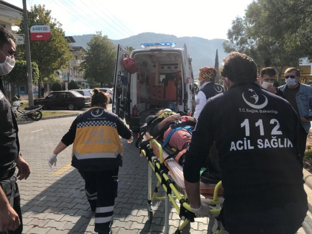 Otomobille &ccedil;arpışan motosiklet s&uuml;r&uuml;c&uuml;s&uuml; kadın yaralandı