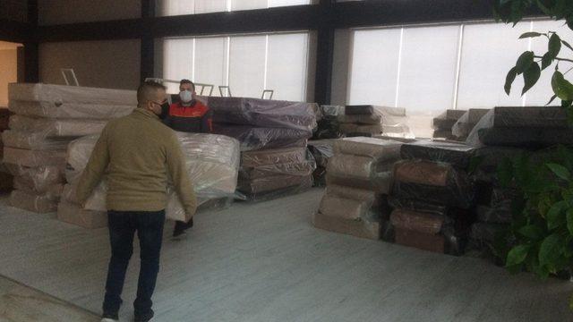 Nevşehir’de bir hayırsever, depremzede vatandaşlar için 100 adet kanepe bağışladı