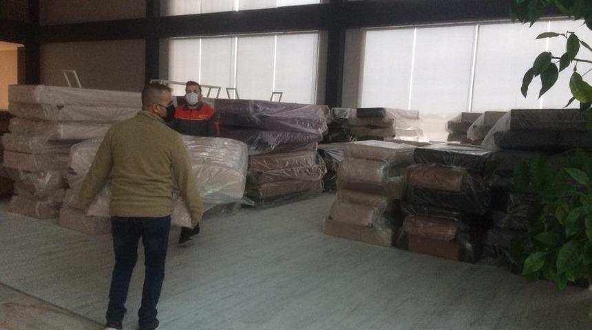 Nevşehir&rsquo;de bir hayırsever, depremzede vatandaşlar i&ccedil;in 100 adet kanepe bağışladı