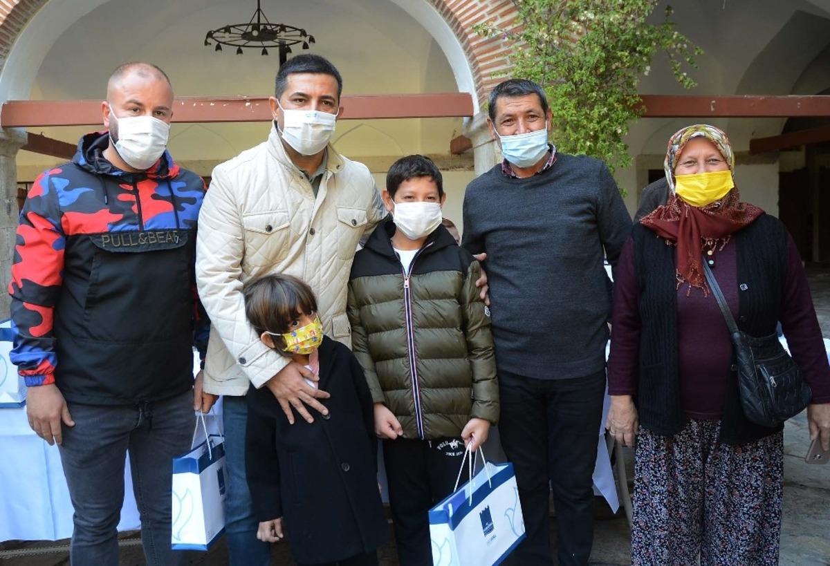 Başkan G&uuml;nel uzaktan eğitim g&ouml;ren &ouml;ğrencilere tablet dağıttı