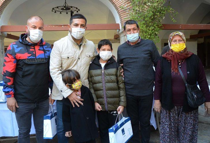 Başkan Günel uzaktan eğitim gören öğrencilere tablet dağıttı G1