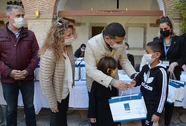 Başkan Günel uzaktan eğitim gören öğrencilere tablet dağıttı G2