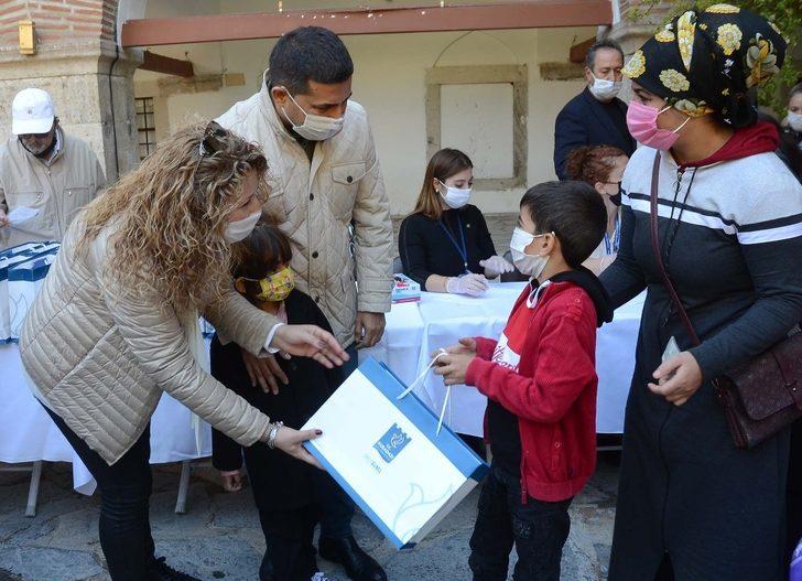 Başkan Günel uzaktan eğitim gören öğrencilere tablet dağıttı G3