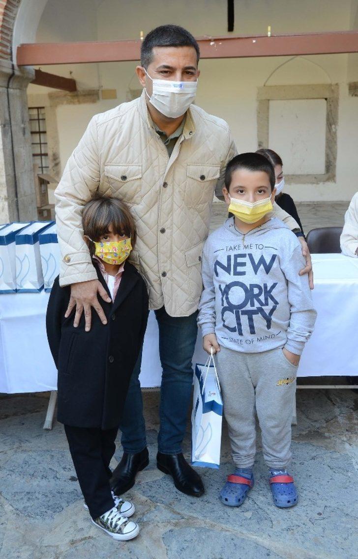 Başkan Günel uzaktan eğitim gören öğrencilere tablet dağıttı G5