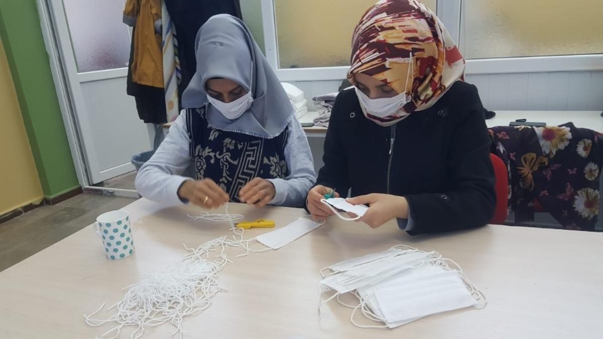 DİSMEK kursiyerleri g&uuml;nl&uuml;k bin tıbbi maske &uuml;retiyor