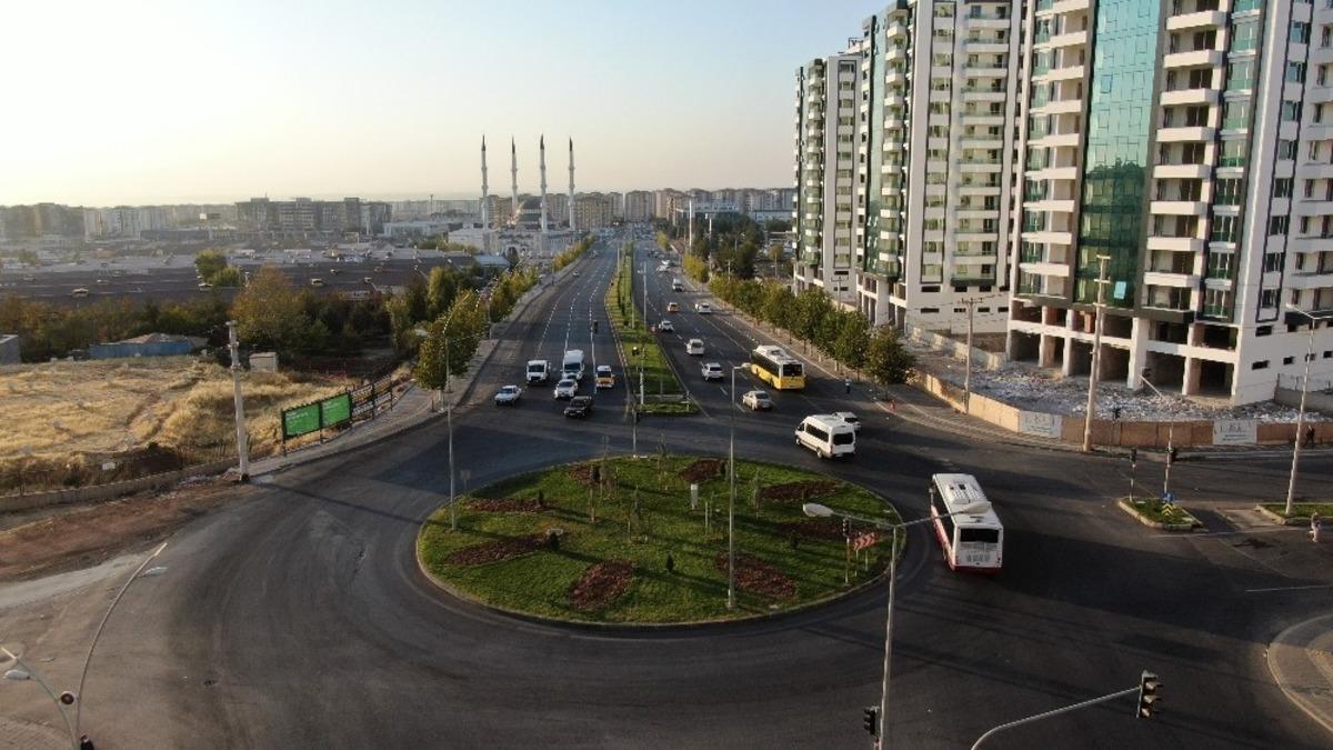 Diyarbakır&rsquo;daki 25 kavşakta &ccedil;alışmalar devam ediyor