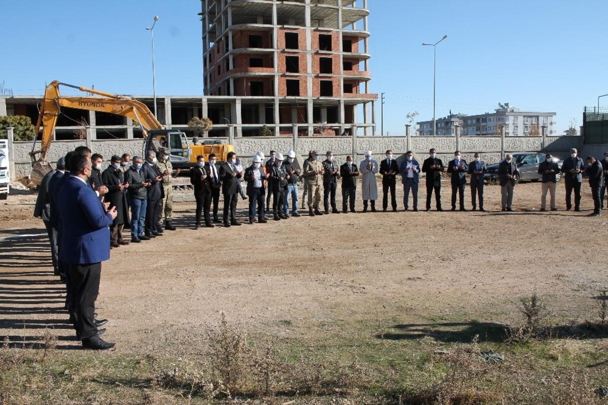 Midyat&rsquo;ta hayırsever iş adamının yapacağı k&uuml;t&uuml;phanenin ilk kazması vuruldu