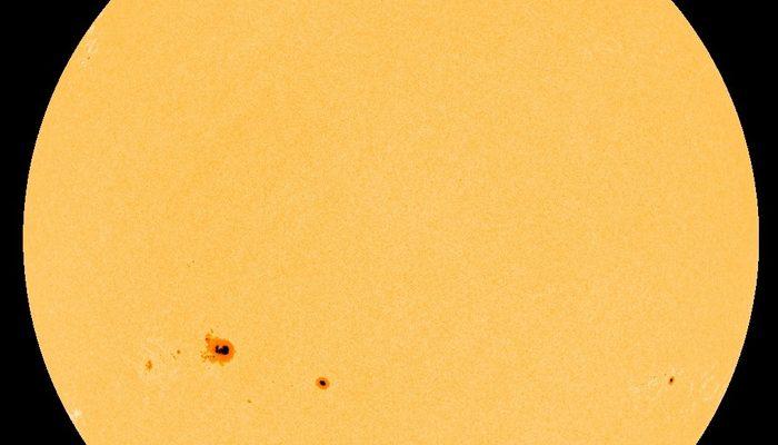 NASA, Güneş yüzeyinde Dünya’dan da büyük 'güneş lekeleri' görüntüledi
