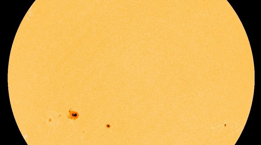 NASA, G&uuml;neş y&uuml;zeyinde D&uuml;nya&rsquo;dan da b&uuml;y&uuml;k 'g&uuml;neş lekeleri' g&ouml;r&uuml;nt&uuml;ledi