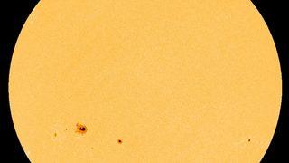 NASA, Güneş yüzeyinde Dünya’dan da büyük 'güneş lekeleri' görüntüledi